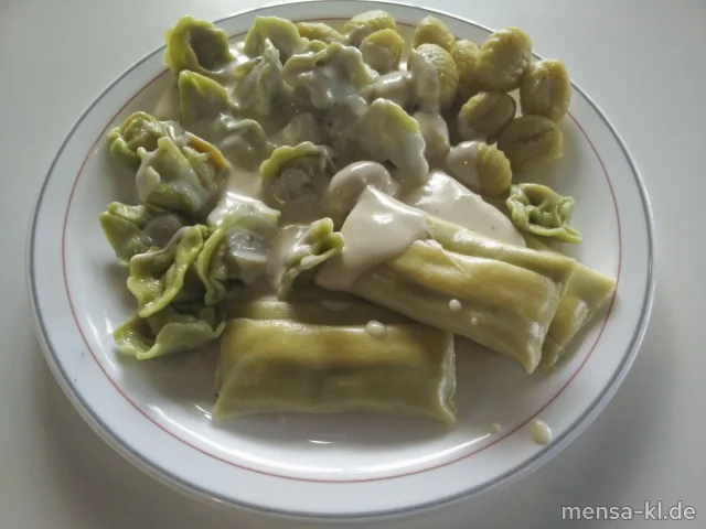 "Combinazione": Cannelloni mit Ricotta-Spinatfüllung (1,Gl,Ei,La,V), Tortellini mit Gemüsefüllung (1,Gl,Sl,V) und Gnocchi (Gl,Ei,V), dazu bunter-Pfeffer-Soße (Gl,La,V) und Salat (V)
