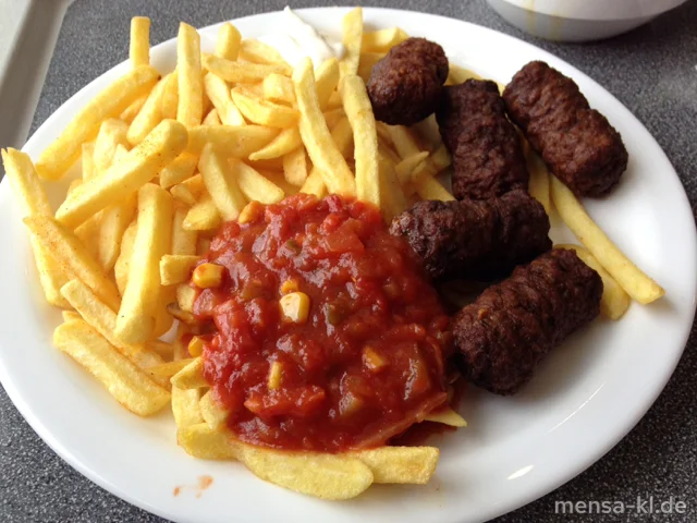 Cevapcici (2,4,8,R,Lfrei) mit Pusztasoße (9,Lfrei), Pommes frites (Lfrei) und Salat (Lfrei)
