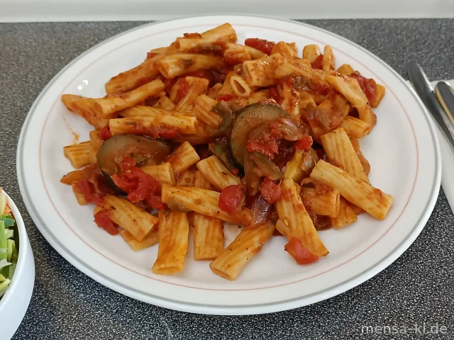 Rigatoni mit mediterranem Gemüse in Tomatensugo (3,Gl), dazu einen Beilagensalat nach Wunsch