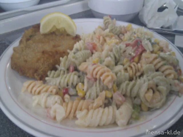 Paniertes Schnitzel (S) mit buntem Nudelsalat (1) und Salat