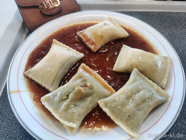 Gemüsemaultaschen (Gl) mit Zwiebelsoße (Gl,Sf), dazu ein Beilagensalat nach Wahl
