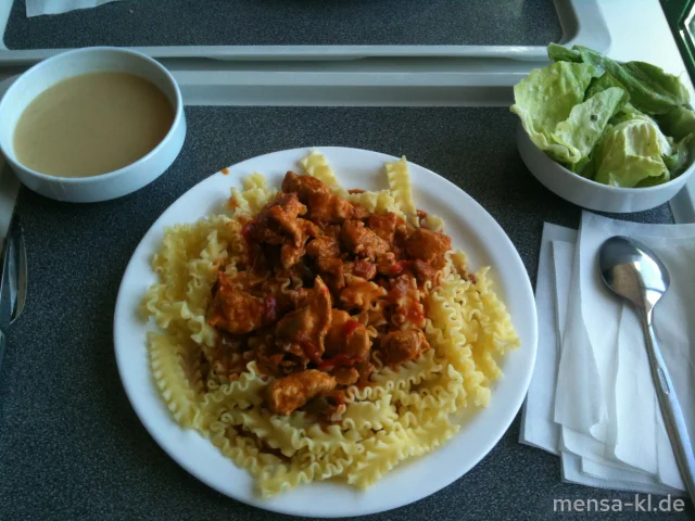 Truthahn-Gulasch mit Paprika-Rahmsoße, Eiernudeln und Salat