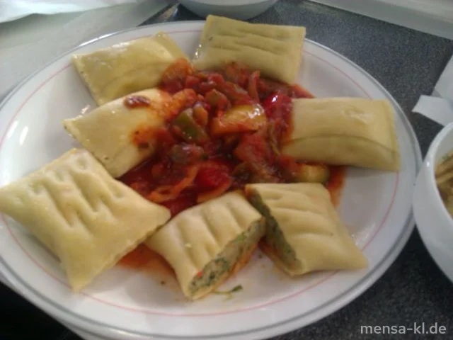 Maultaschen (V) mit Pepperonatasoße, dazu Salat