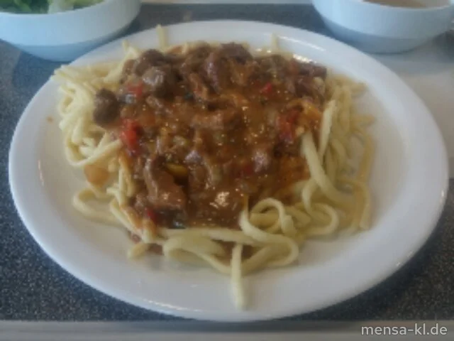 Rindergeschnetzeltes "Stroganoff" mit Zwiebeln, Gewürzgurke und Paprika (9,Gl,La,Sf,R), dazu Spätzle (1,Gl,Ei) und Salat