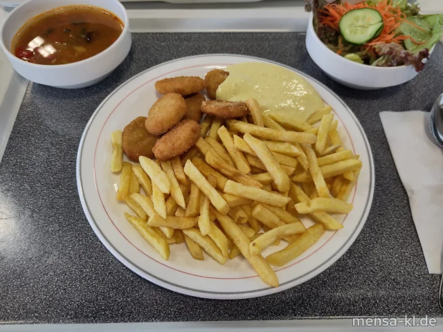 Vegane Nuggets (Gl) mit Curry-Dip (Gl,Nu,Sf) und Pommes frites, dazu Salat