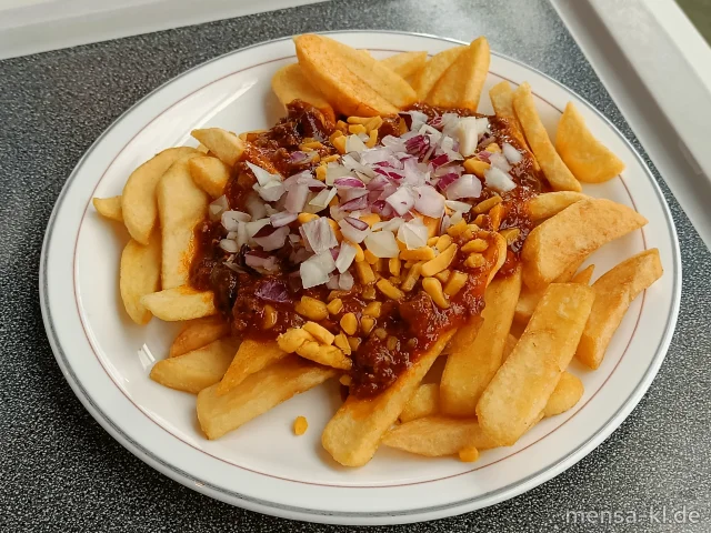 Große Portion Steakhouse-Fries mit hausgemachtem Chili con Carne (R), geriebenem Cheddar (1,La), roten Zwiebeln und Karotten-Lauchsalat (1,5,Sw,Sf)