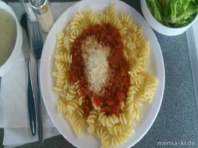 Fusilli 'Bolognese' mit Rinderhackfleischsoße (R), Grana Padano (2) und Salat