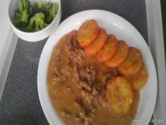 Rindergeschnetzeltes in Calvados-Senfsoße (Gl,La,Sf,A,R) mit Rösti und Mandel-Broccoli (1,Nu,La)
