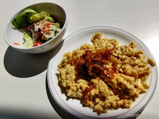 Käsespätzle (2,Gl,Ei,La,V) mit Röstzwiebeln (Gl,V), dazu eine große Salatterrine (V)