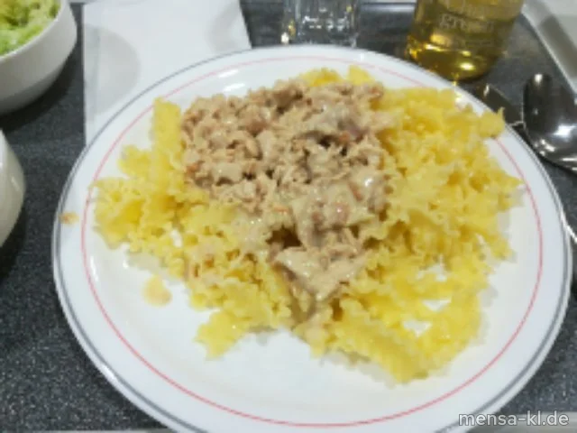 Putengeschnetzeltes (G) in Frischkäsekräutersoße (2,Gl,La), Eiernudeln (1,Gl,Ei) und Salat