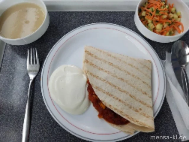 Gemüse-Chili (Sl) mit Sour Cream-Dip (1,9,Gl,Ei,La,Sf), Tortillas (2,Gl) und Karotten-Zucchinisalat (1,5,Sw,Sf)