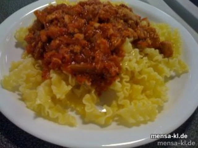 Schweinegulasch (4) mit  Eiernudeln und Salat