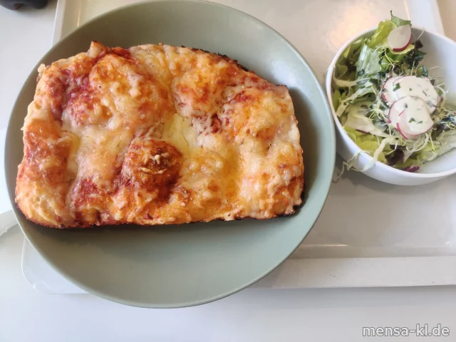 Hausgemachte Focaccine alla Pizza Margherita (Gl,La) belegt mit italienischem Landschinken und Rucola (S), dazu Blattsalat mit Joghurtdressing (1,5,La,Sw,Sf)