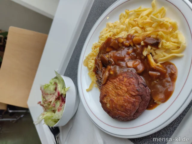 Geflügelfrikadelle (Gl,Ei,Sl,Sf,G) mit Champignon-Zwiebelsoße (Gl), Spätzle (Gl,Ei), dazu ein Beilagensalat nach Wahl
