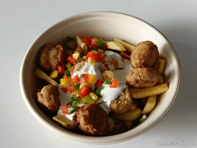 "POUTINE" Große Portion Steakhouse-Fries mit Geflügelhackbällchen (3,Gl,Ei,La,G), Barbecuesoße (1,Sl,Sf), Frühlinsgzwiebeln, bunter Paprika und Limetten-Crème fraiche (La)