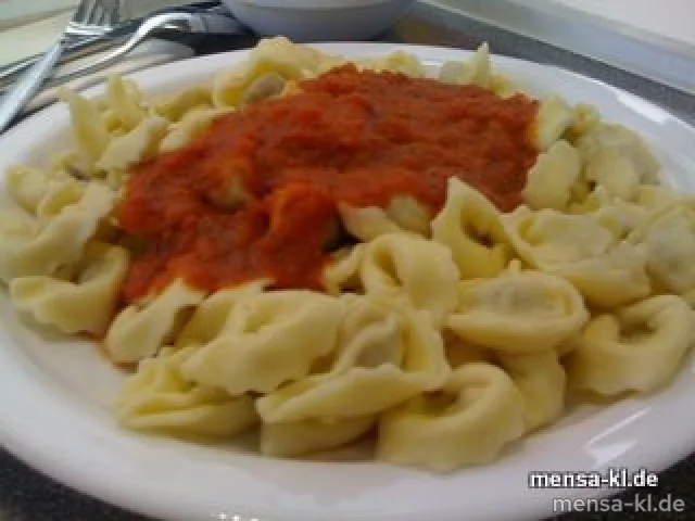 Tortellini "Carne" (R/Pute), Tomaten-Basilikumsoße und Salat