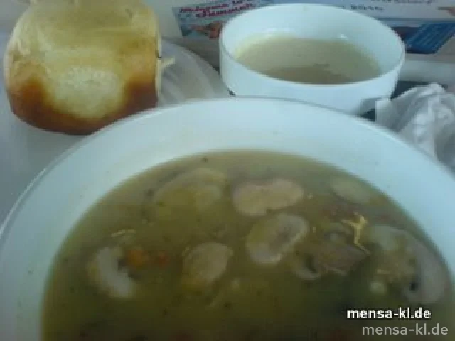 Kartoffelsuppe mit frischen Champignons, dazu eine große Dampfnudel mit Vanillesoße