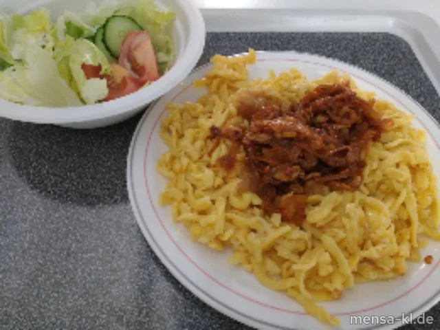 Frische Käsespätzle (1,2,Gl,Ei,La,V) - auf Wunsch mit Butterschmelze (1,Gl,La,V) -, dazu eine große Salatterrine und Dressing nach Wahl (V)