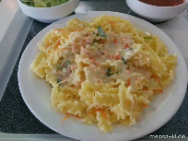 Gemüsenudeln (1,Gl,Ei,Sl) mit Räucherlachssoße (Fi,Gl,La,Sl), Grana Padano (2,Ei,La) und Salat