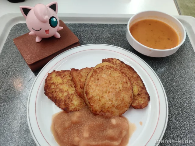 Knusprige Kartoffelpuffer (Gl,Ei) mit Apfelkompott (3), dazu Salat