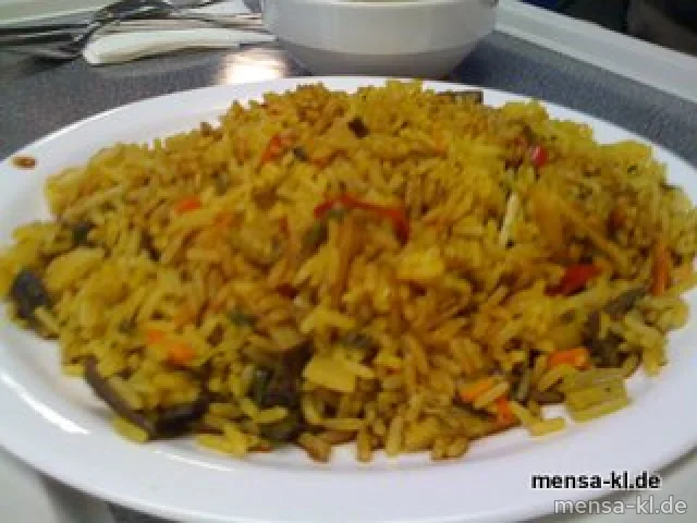 "Nasi Goreng" (V): Indonesisches Reisgericht mit Gemüse, dazu Salat
