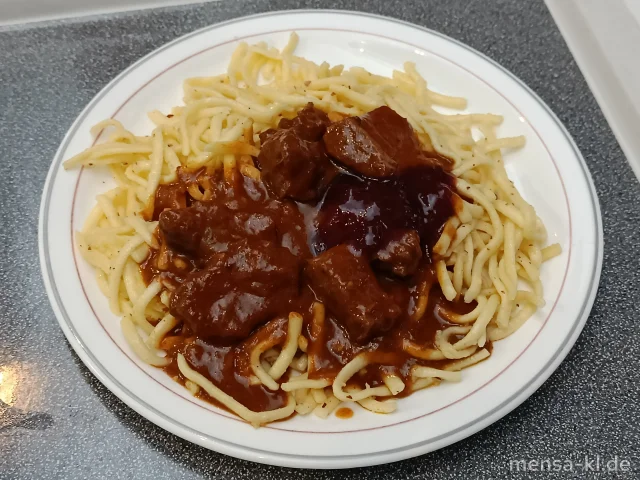 Hirschgulasch (1,Gl,Sl,Sf,W) mit Haselnussspätzle (Gl,Nu,Ei,La) und Preiselbeer-Kompott, dazu Rotkraut (1,3,5,Sw,A)