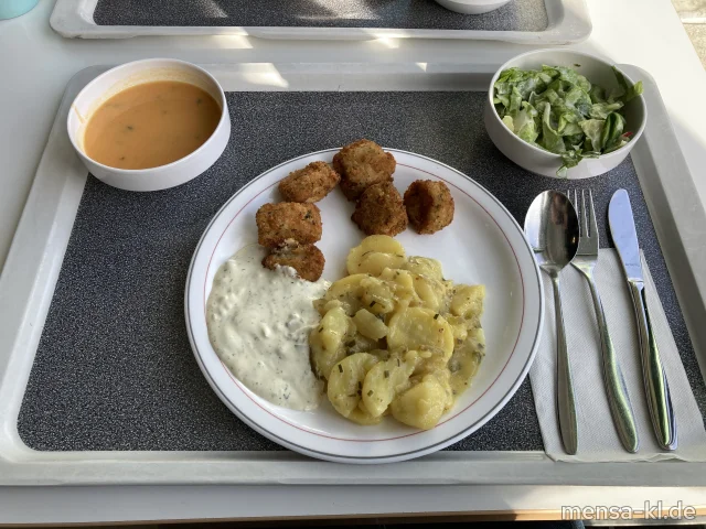 Fisch-Nuggets im Backteig (8,Fi,Gl,La,Sf) mit Remoulade (1,9,Gl,Ei,La,Sf), hausgemachtem Kartoffelsalat (1,5,9,Sw) und Salat