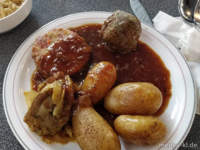 Schweinebraten (2,3,5,8,Gl,Ei,Sw,Sl,Sf,A,S) mit Schmorzwiebelsoße (5,Sw,A), gewürzte Drillinge und Bayrisch Kraut (1,5,La,Sw)