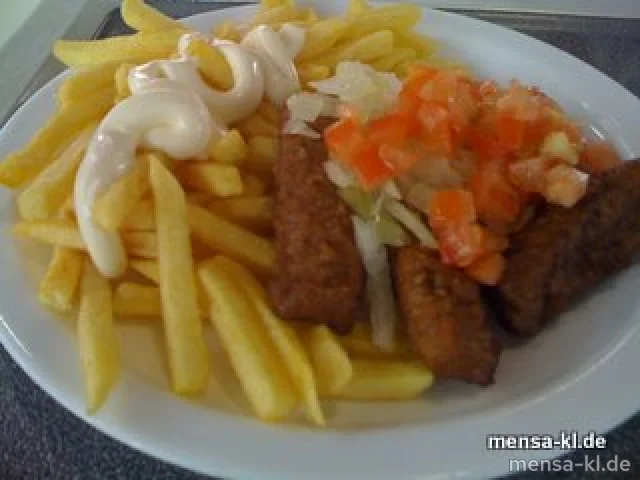 Cevapcici (S) mit Tomaten- und Zwiebelwürfeln, Pommes-Frites und bunter Krautsalat