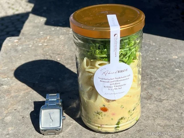 Nudelsalat mit Broccoli, Ofentomaten, Mais und Rucola (Gl), dazu Kräuter-Vinaigrette (1,5,Sw,Sf)