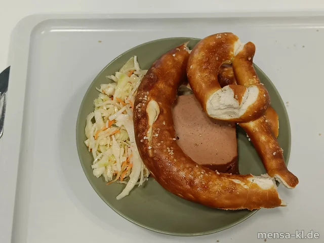 Fleischkäse (2,3,8,S) mit bayerischem Krautsalat (1,5,Sw), Senf (Sf) und einer großen Wies`n Brezn (3,Gl)