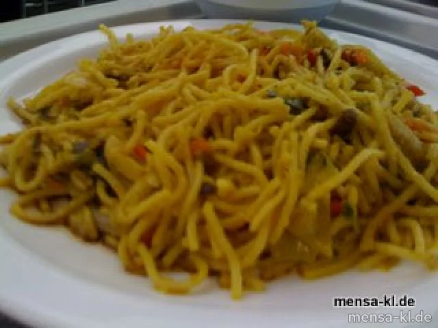 "Bami Goreng": Indonesisches Nudelgericht mit Truthahnstreifen und Gemüse, dazu Salat