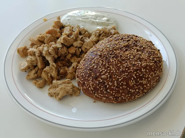 Kebab aus Putenfleisch (G) mit Kräuter-Dip (Gl,Nu,Sf), Protein-Dönerbrot (Gl,Se,So) und Krautsalat (1,5,Sw,Sf)