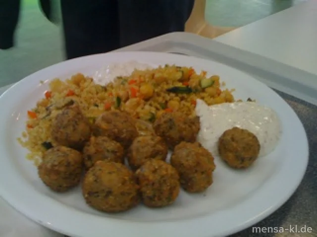 Falafel-Kichererbsenbällchen, Joghurt-Sesam-Dip, Gemüse-Bulgur und Salat