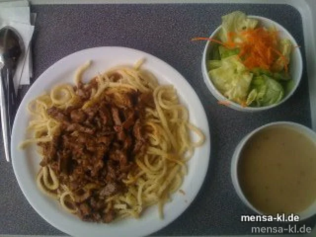 Rindfleischstreifen in Kräutersoße, Spätzle und Salat