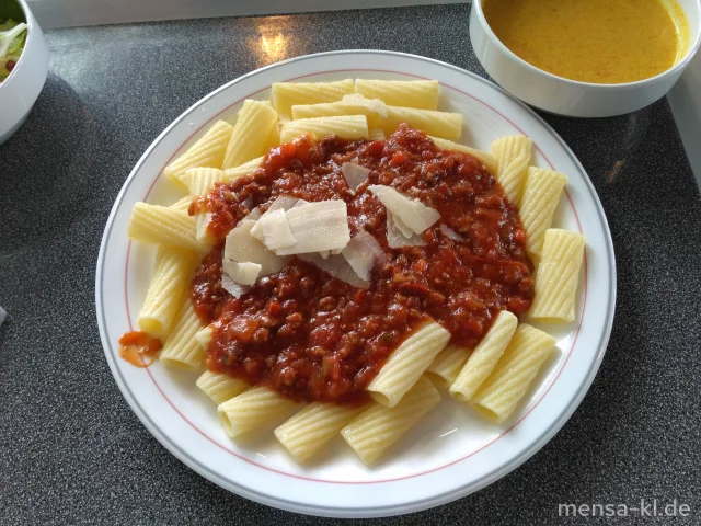 Rigatoni (1,Gl) "Bolognese" mit Rinderhackfleisch (Sl,R) und Grana Padano (2,Ei,La)