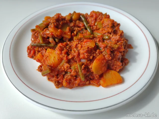 Paprika-Kartoffel-Pfanne mit Sojahack (1,3,Sf,So), dazu einen Beilagensalat nach Wahl (3,5,La,Sw)
