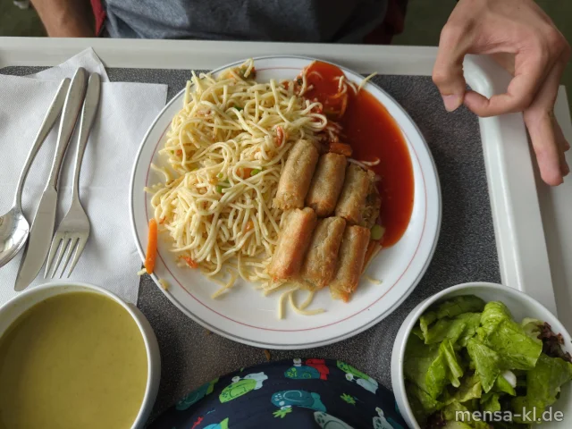 Gemüse-Mie-Nudeln (Gl,Sl) mit Frühlingsrollen (Gl,Sl,Sf) und Sweet-Chili-Soße (2,Sl), dazu Salat