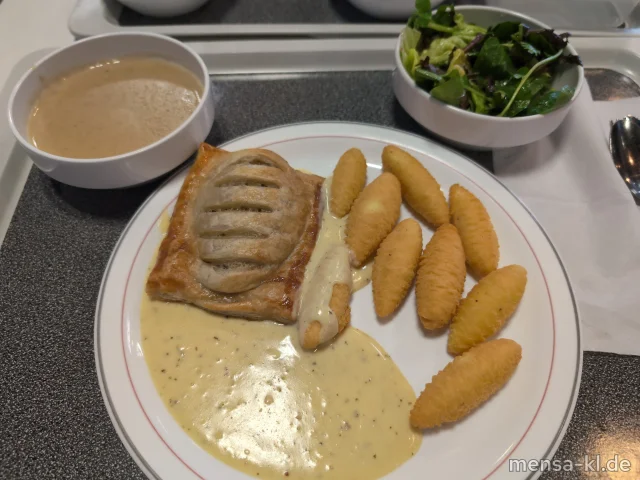Champignon-Blätterteigtasche (Gl,Ei,La,Sl) an Sauce Béarnaise (1,Ei,La,Sf), dazu Zapfenkroketten (Ei,La) und Blattsalat mit Wildkräutern