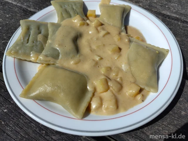 Gemüsemaultaschen (1,Gl,Ei,La,Sl) mit Kartoffel-Käse-Soße (Gl,La,Sl) und Salat