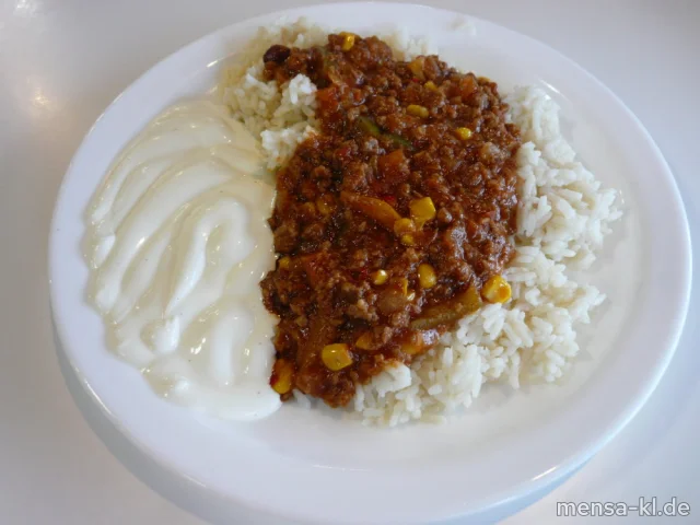 Chili-Con-Carne (2,9,Gl,La,Sl,So,R) mit Sour Cream (9,Gl,Ei,La,So), Reis (1) und Salat