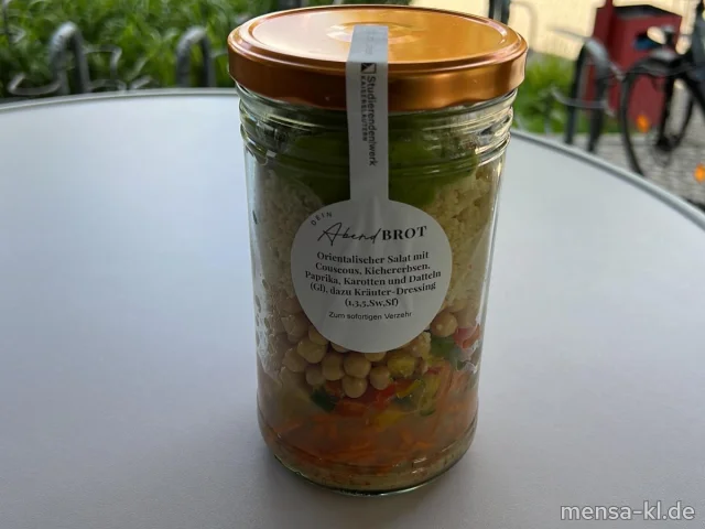 Orientalischer Salat mit Couscous, Kichererbsen, Paprika, Karotten und Datteln (Gl), dazu Kräuter-Dressing (1,3,5,Sw,Sf)