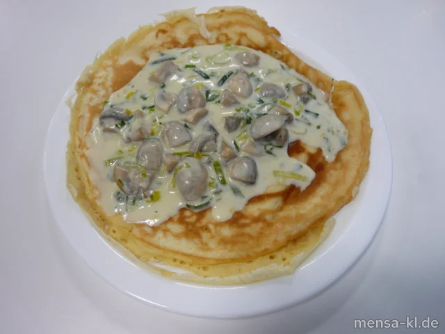 "Valess"-Schnitzel (Gl,Ei,La,V) mit Zwiebel-Sahnesoße (Gl,La,V), Pommes frites (V) und Kaisergemüse (1,Gl,La,V)
