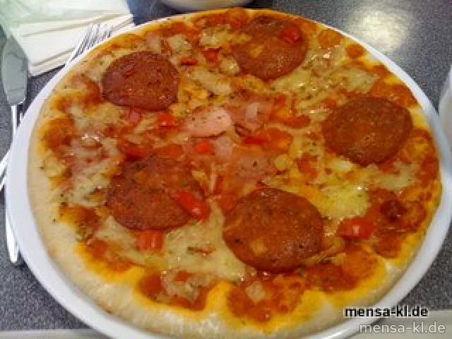 Pizza "Speciale" (1) mit Salami (S), Schinken (S) und Käse, dazu Salat