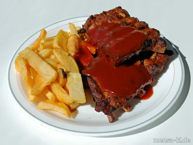 Spareribs (Sl,Sf,S) mit Barbecuesoße (1,Sl,Sf) und Steakhouse-Fries, dazu einen Beilagensalat nach Wahl
