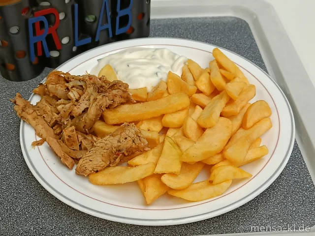 Große Portion Steakhouse-Fries, dazu Putengyros (G) mit Tzatziki (1,9,Gl,Ei,La,Sf) und Krautsalat (1,5,Sw)