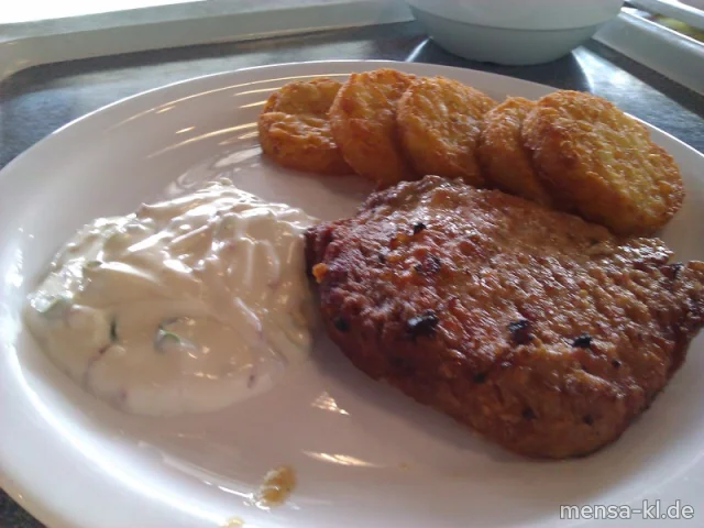Schweinerückensteak mit Frühlingsquark, Röstinchen und Salat
