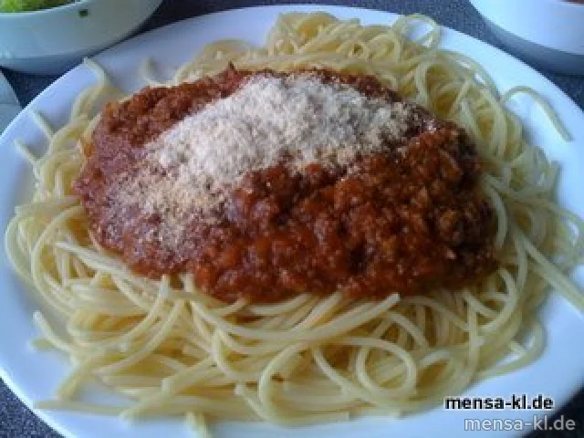 Spaghetti "Bolognese" mit Rinderhackfleischsoße, geriebenem Hartkäse und Salat
