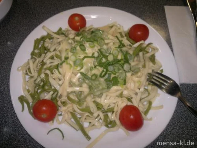 Gelbe und grüne Tagliatelle mit Käse-Sahnesoße (V/1/2), Bundzwiebeln und Kirschtomaten, dazu Salat