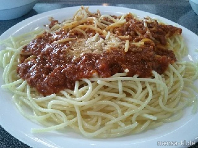 Spirelli-tricolore mit Soja-Bolognese, Grana Padano (2) und Salat